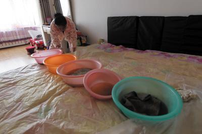 崇义楼上漏水，住户失联，小区没物管，业主维权难！律师来支招……